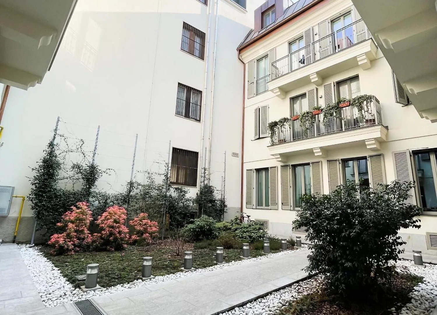 New Quiet And Design Apartment In The Heart Of Milano Italia